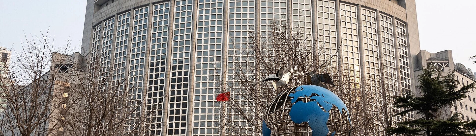 Китай пообещал защитить свои интересы в ответ на пошлины США за торговлю с Ираном