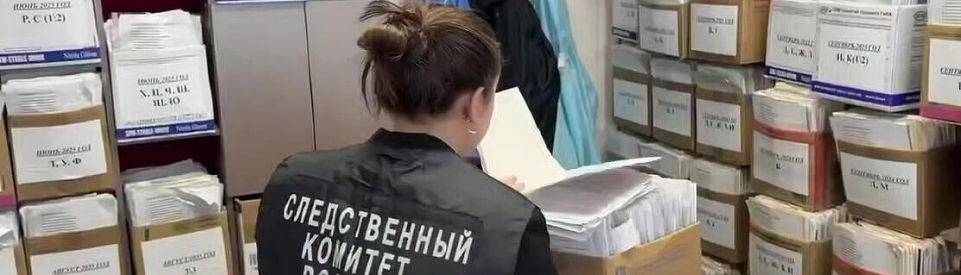 Из роддома Новокузнецка вывозят коробки с документами на фоне расследования гибели младенцев