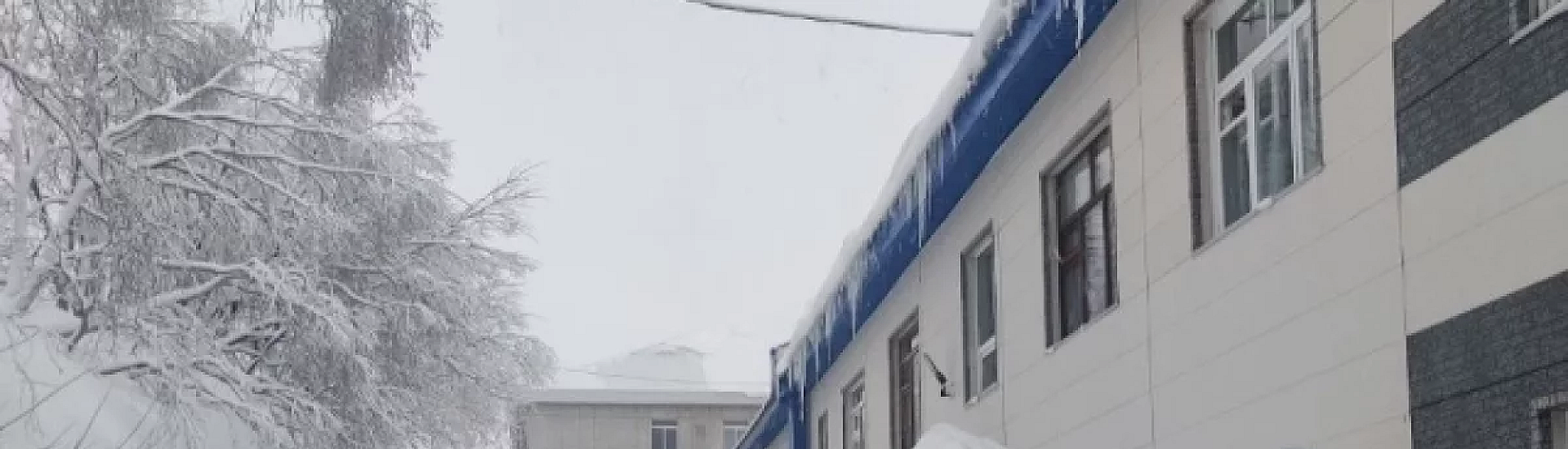 На Камчатке спасатели вытащили подростка из снежного плена после прыжка с крыши ТЦ