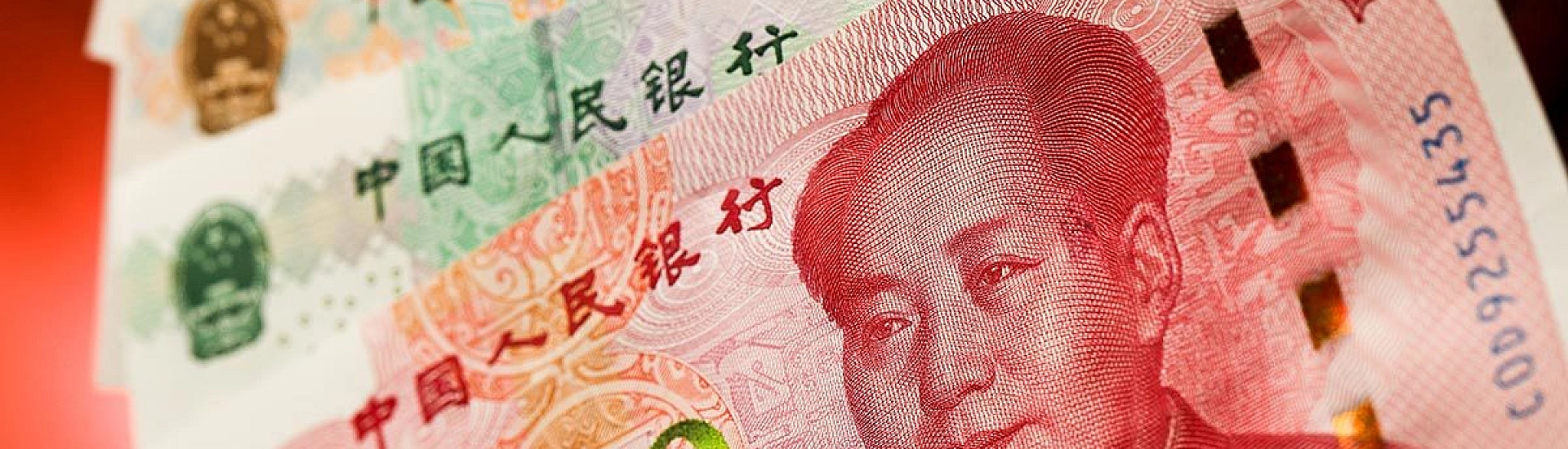 Юань снизился на Мосбирже, рубль удерживает позиции на фоне нефти и геополитики