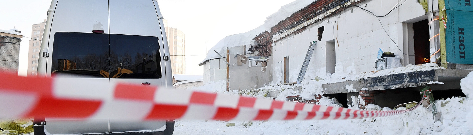 В Новосибирске обрушилась кровля административного здания на улице Наумова