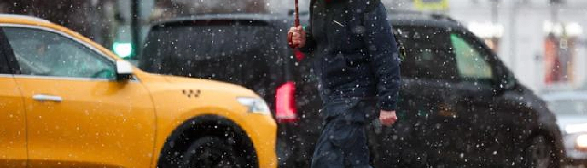 В Москве из-за снегопада выросли цены на такси и сократилось число свободных машин