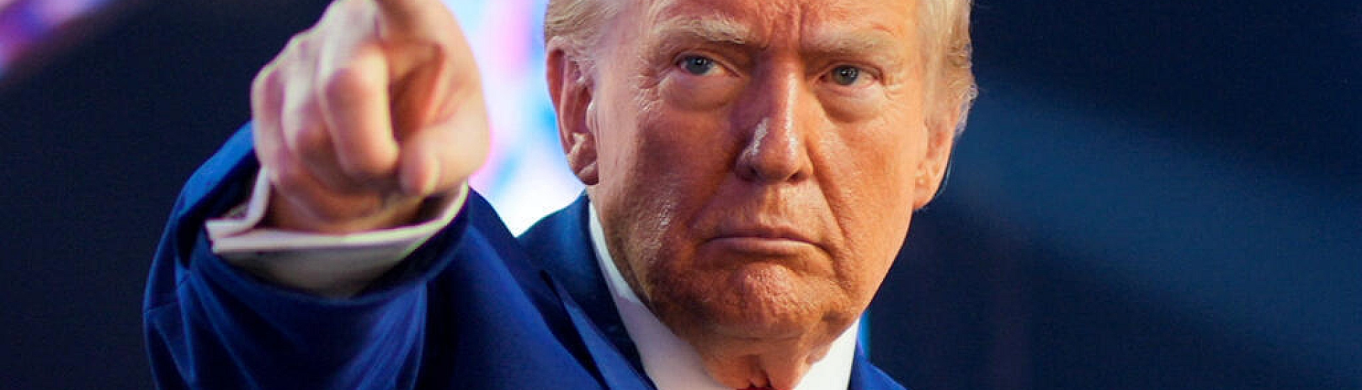 Трамп заявил о продолжающихся переговорах США с Ираном и предупредил о военном давлении