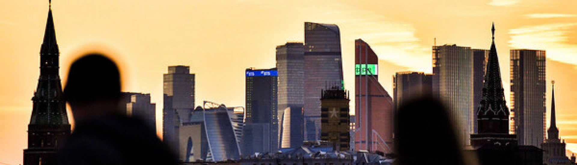 В центре Москвы перекрыли движение, в Петербурге потушили загоревшийся автомобиль на КАД