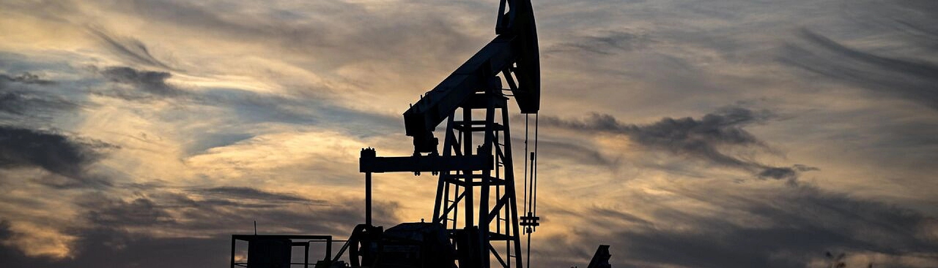 Нефть дорожает на фоне напряженности вокруг Ирана и ожидания данных по запасам в США