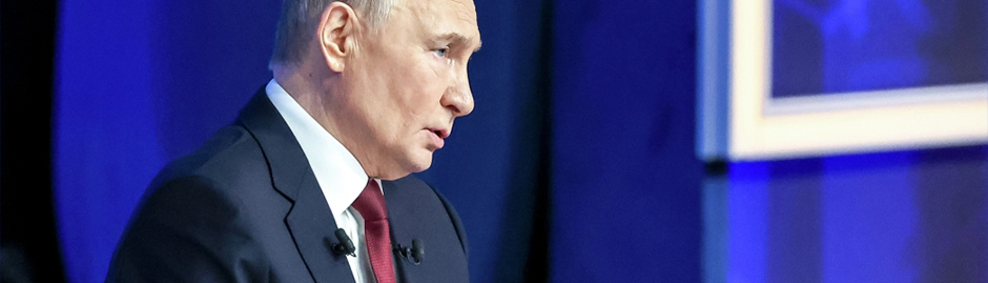 Путин поручил расширить право многодетных семей на получение пособия