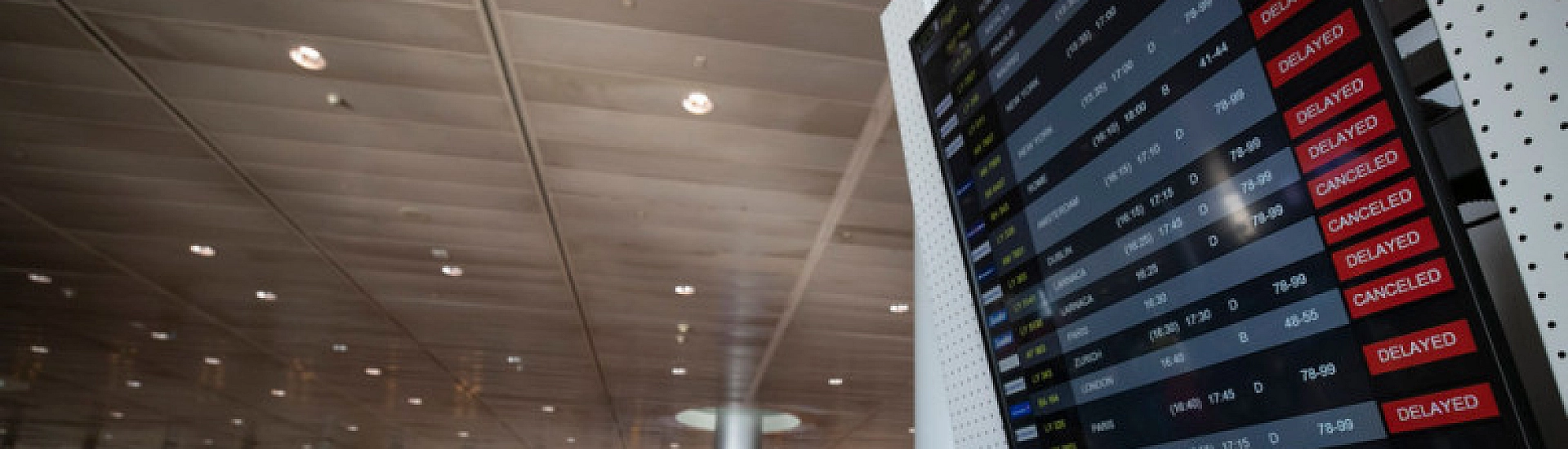 В странах Персидского залива отменили более двух тысяч авиарейсов из-за эскалации вокруг Ирана