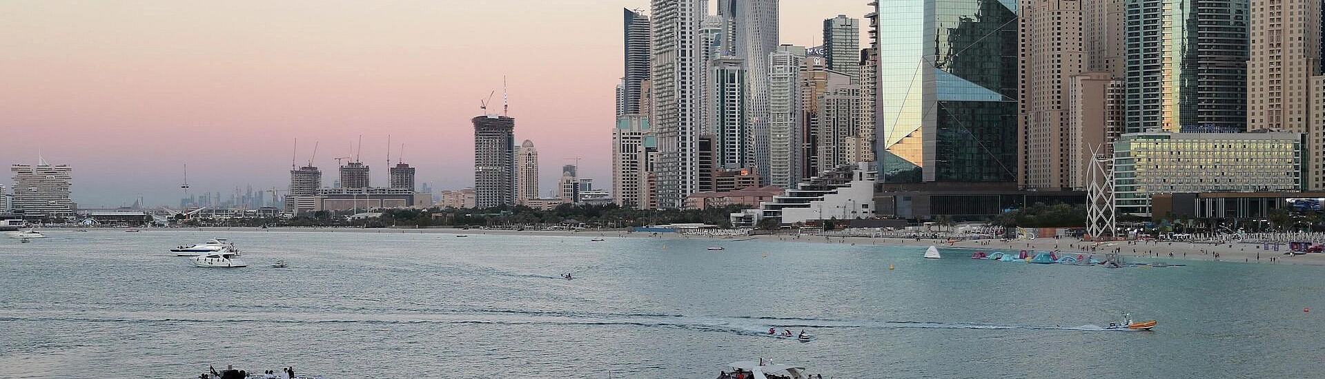 Из ОАЭ вывезли около 7 тыс. российских туристов из 50 тыс. находившихся в стране