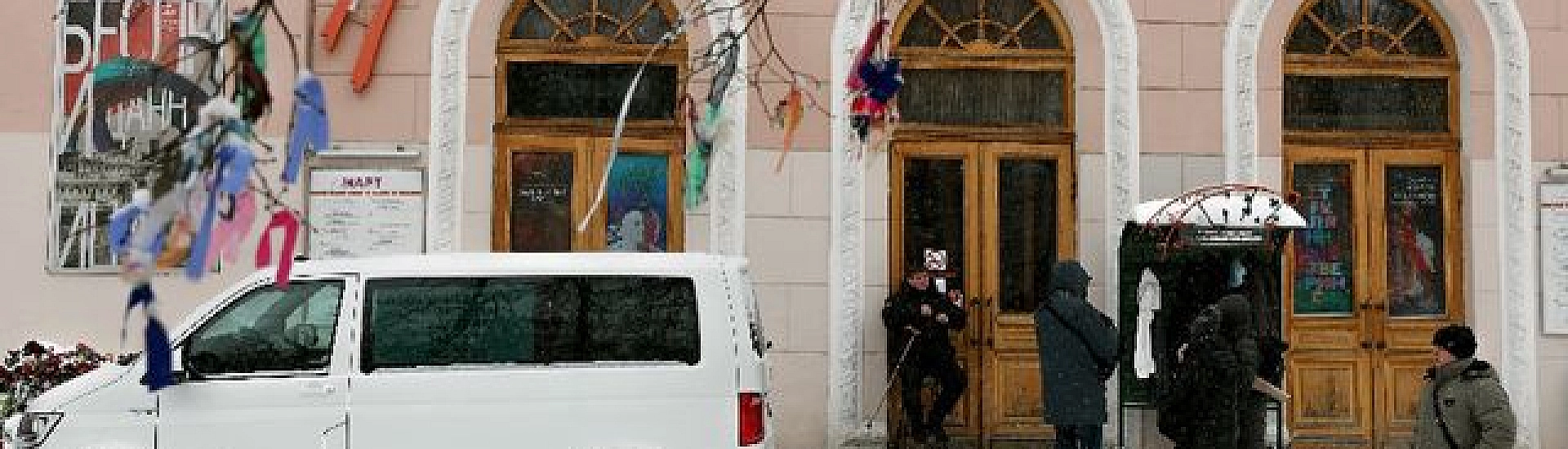 В Екатеринбурге началось прощание с драматургом Николаем Колядой