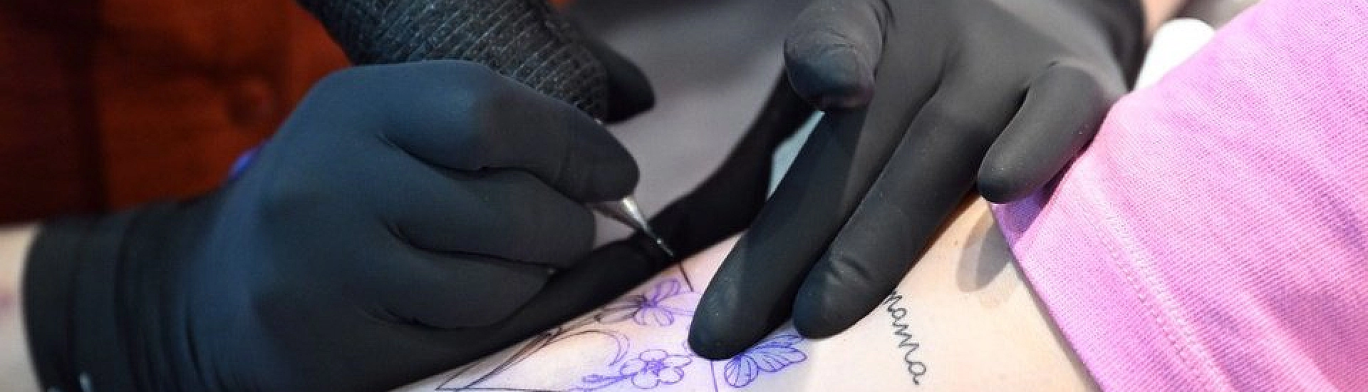 В Татарстане закрыли тату-салон после заражения клиента инфекцией