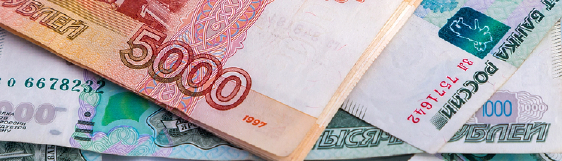 В России лишь в двух отраслях средняя зарплата превысила 500 тысяч рублей