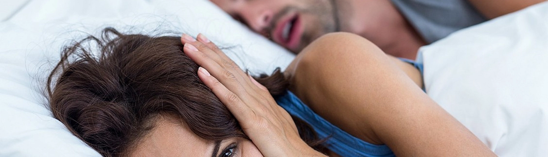 Сомнолог предупредил о риске потери слуха у женщин из-за храпа партнера