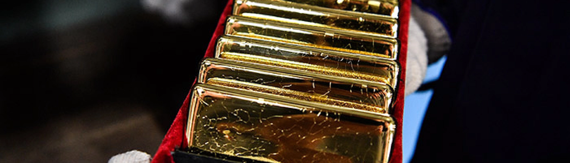 Золото дешевеет на фоне инфляционных опасений из-за конфликта на Ближнем Востоке