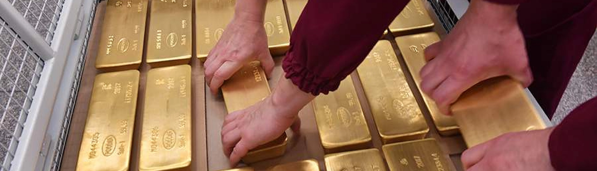 Цена золота впервые за месяц опустилась ниже $4,9 тыс. за тройскую унцию