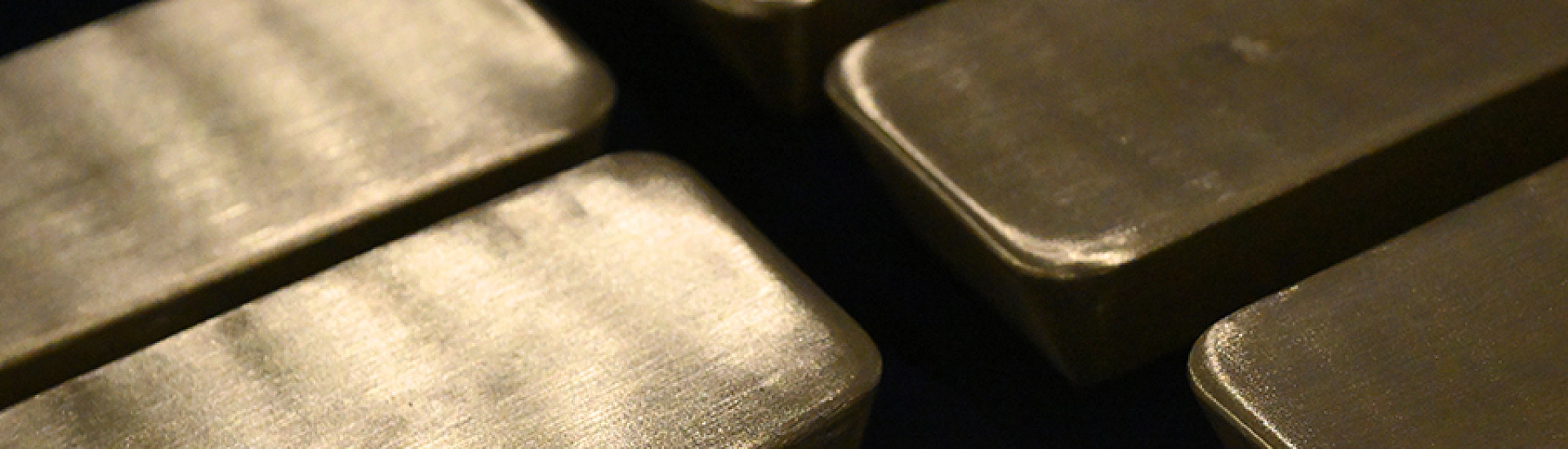 Цены на золото и серебро резко снизились на фоне ослабления спроса