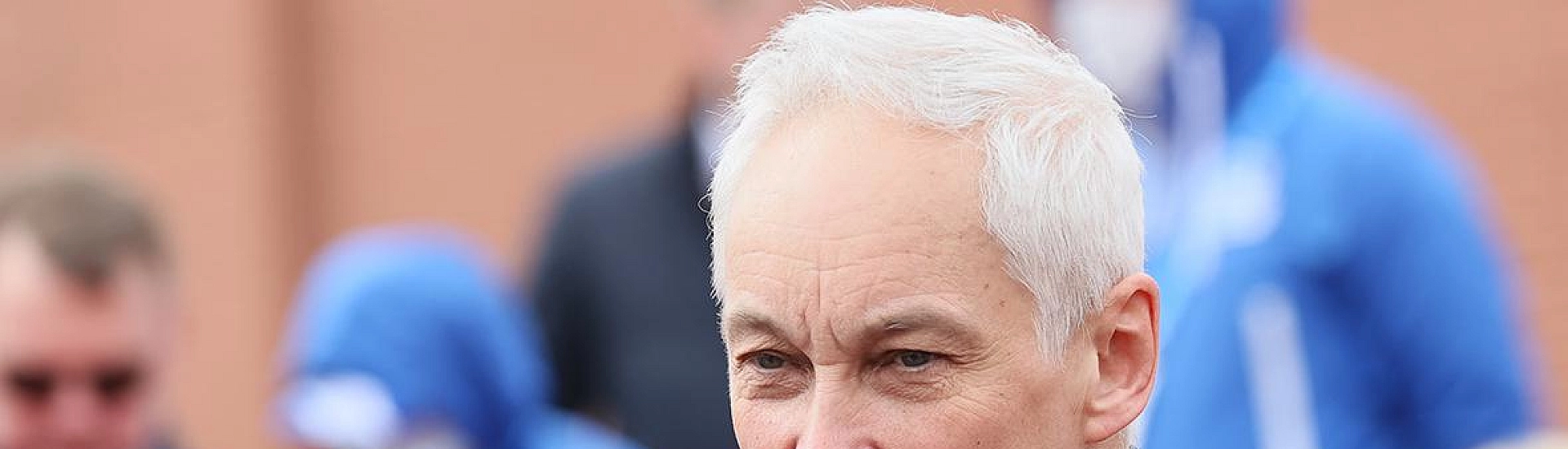 Белоусов вручил звезду Героя России бойцу, удерживавшему позицию 68 дней