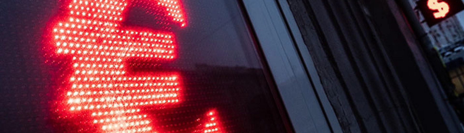 Минфин отложил валютные операции до лета и пересматривает параметры бюджетного правила