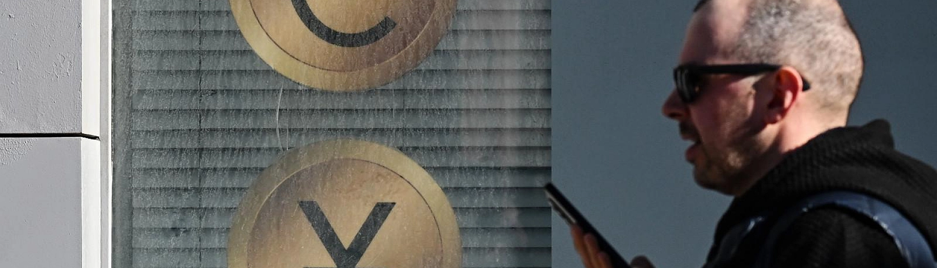 Юань снижается на открытии торгов, рубль укрепляется на фоне налогового периода