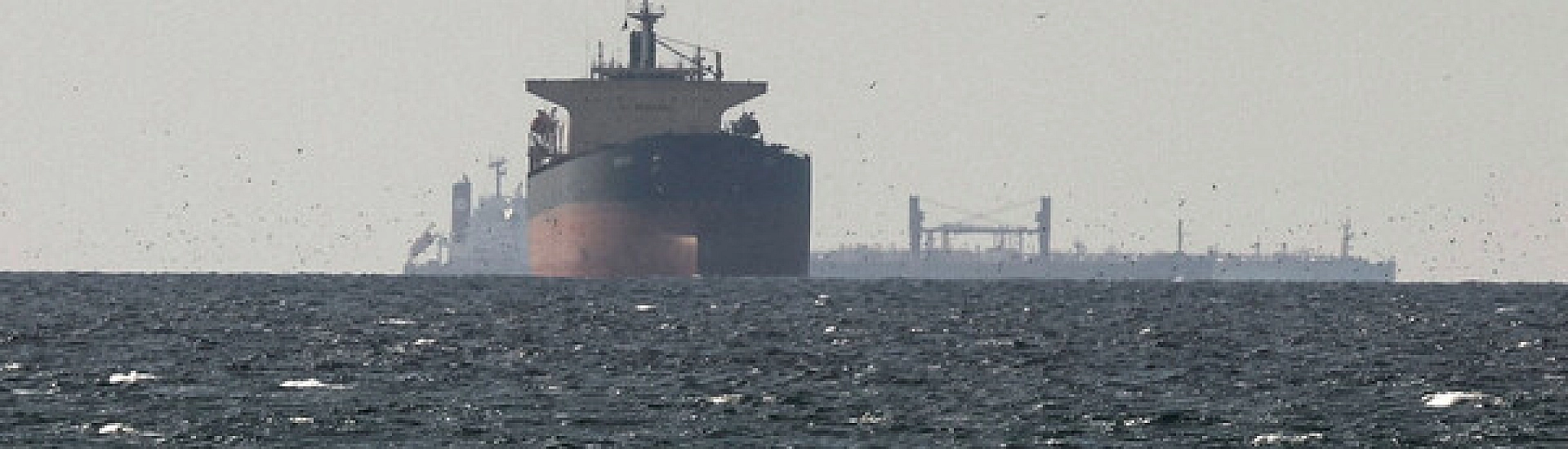 Суда начали обходить Ормузский пролив из-за угрозы обстрелов