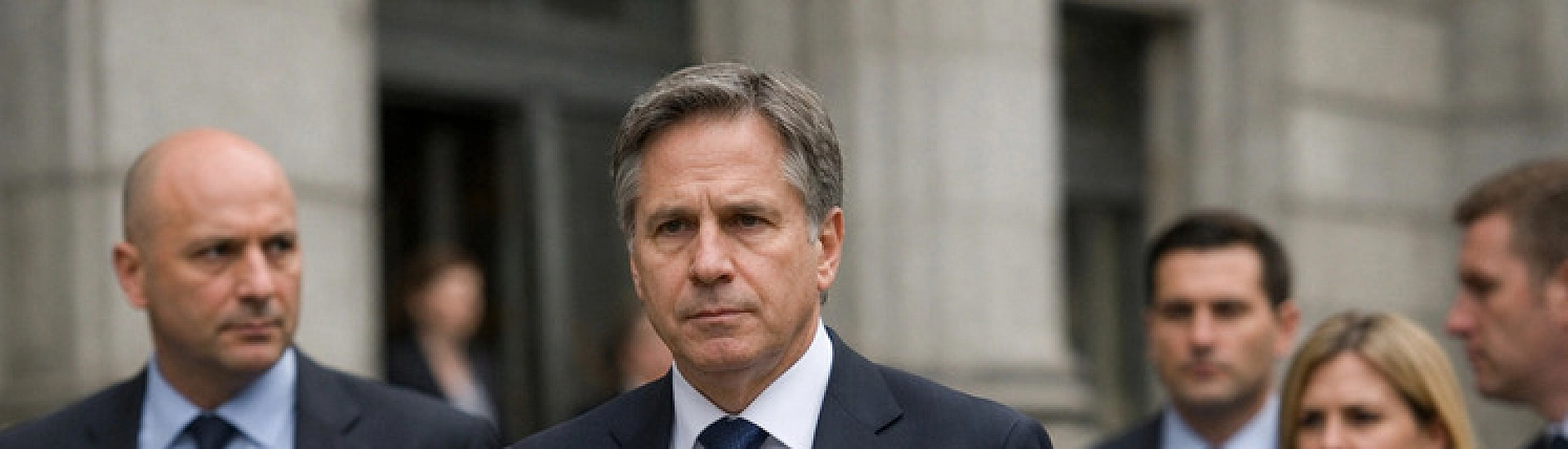 ФСБ заявила о лишении аккредитации британского дипломата и его выдворении из России