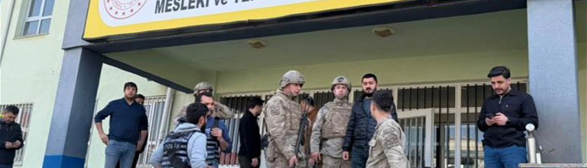 В Турции неизвестный открыл стрельбу в лицее, пострадали 18 человек