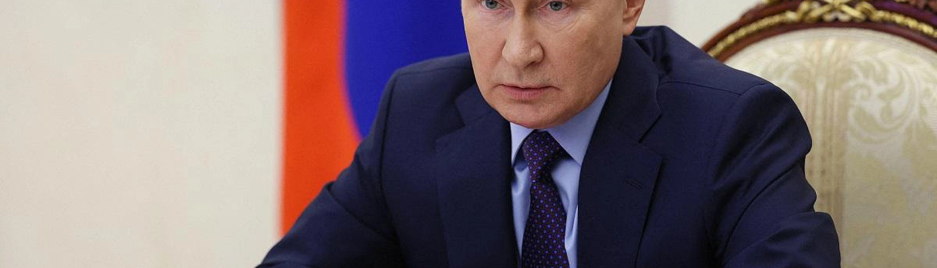 Путин поручил Правительству разработать меры для ускорения экономического роста