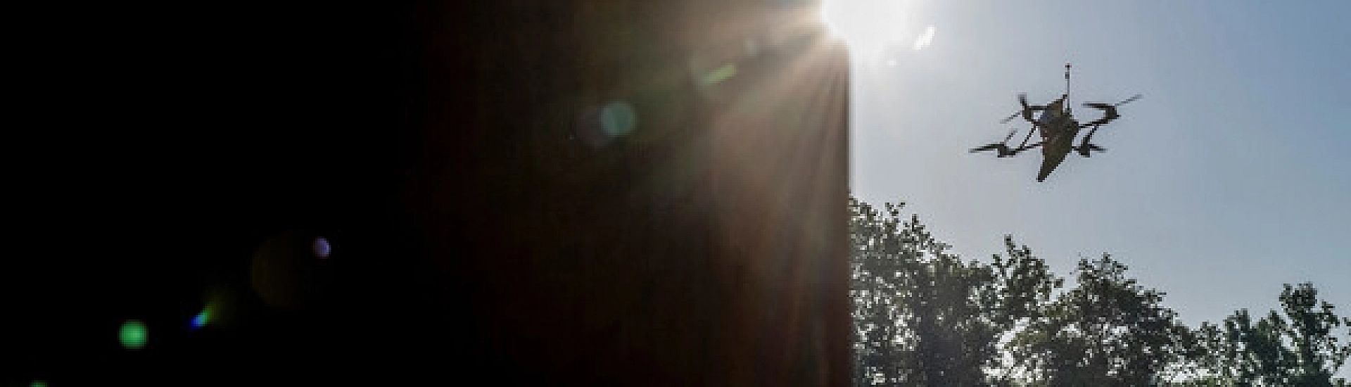 В Курске беспилотник упал во дворе жилого дома, жильцов эвакуировали