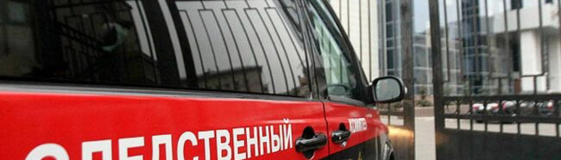 СК проводит осмотр после падения беспилотника во дворе жилого дома в Курске