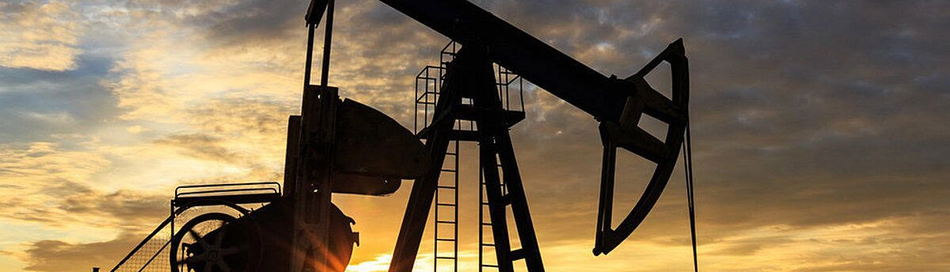 Нефть дешевеет на ожиданиях восстановления прохода танкеров через Ормузский пролив
