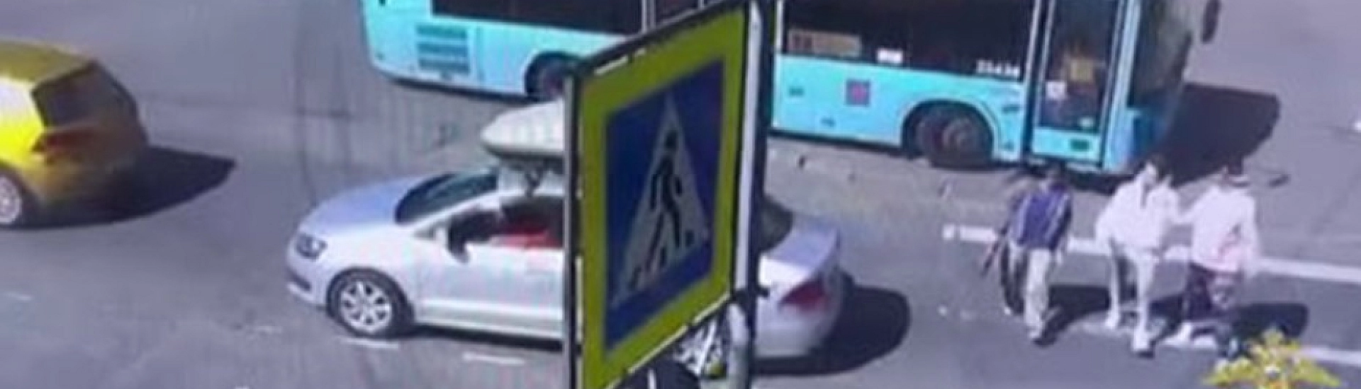 Рейсовый автобус врезался в стену дома в Выборгском районе Петербурга
