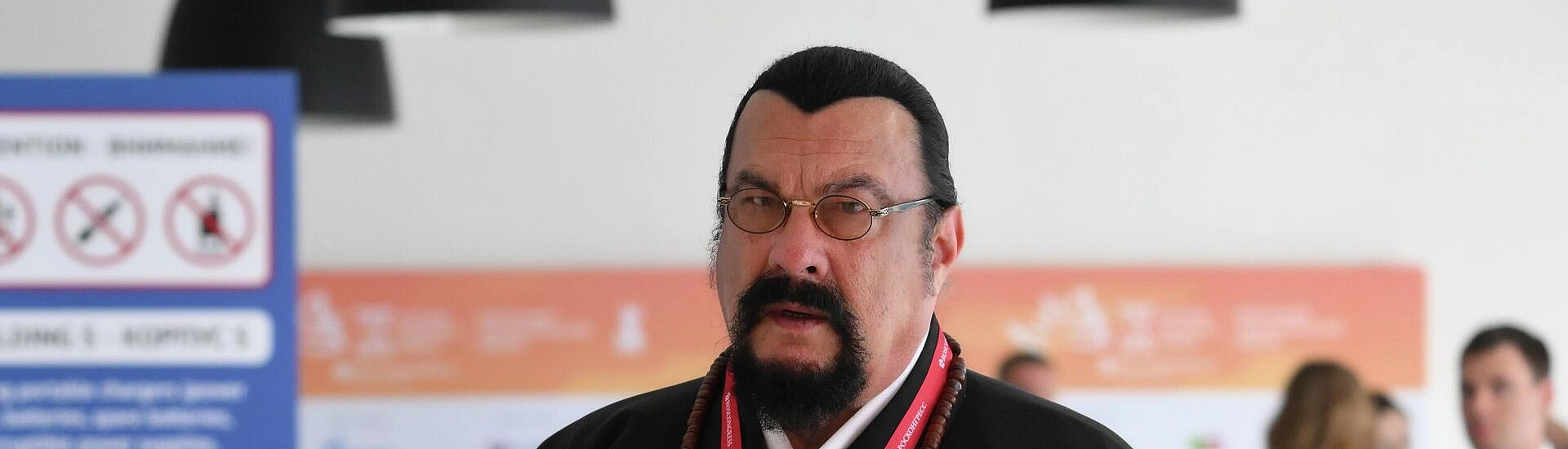 Стивен Сигал вручил гран-при фестиваля «Идол» артистам из КНДР