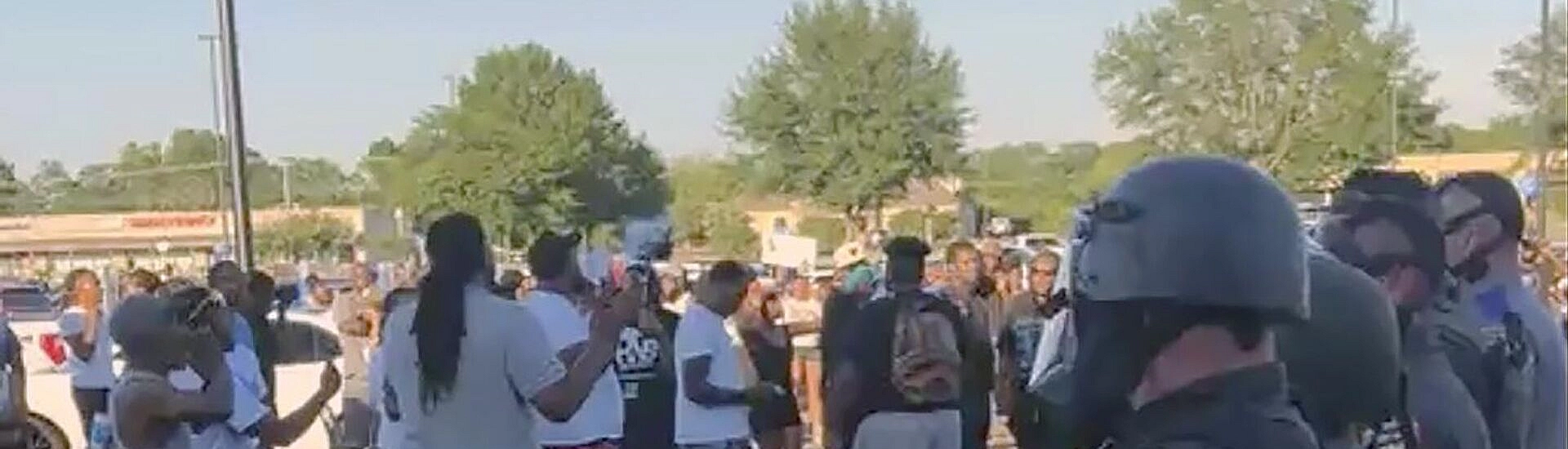 В американском штате Миссисипи начались протесты после гибели годовалого ребенка от выстрелов полицейского