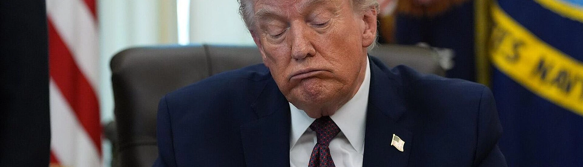 В книге о Трампе рассказали, как он украшал Овальный кабинет суперклеем