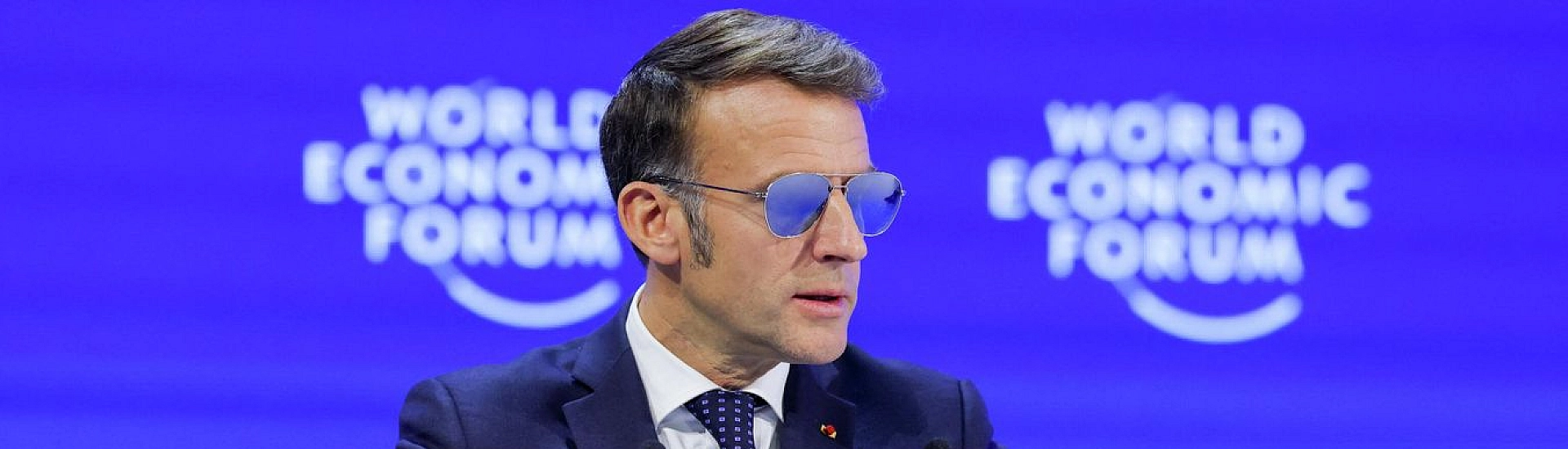 Макрон вновь появился на публике в темных очках и стал объектом насмешек