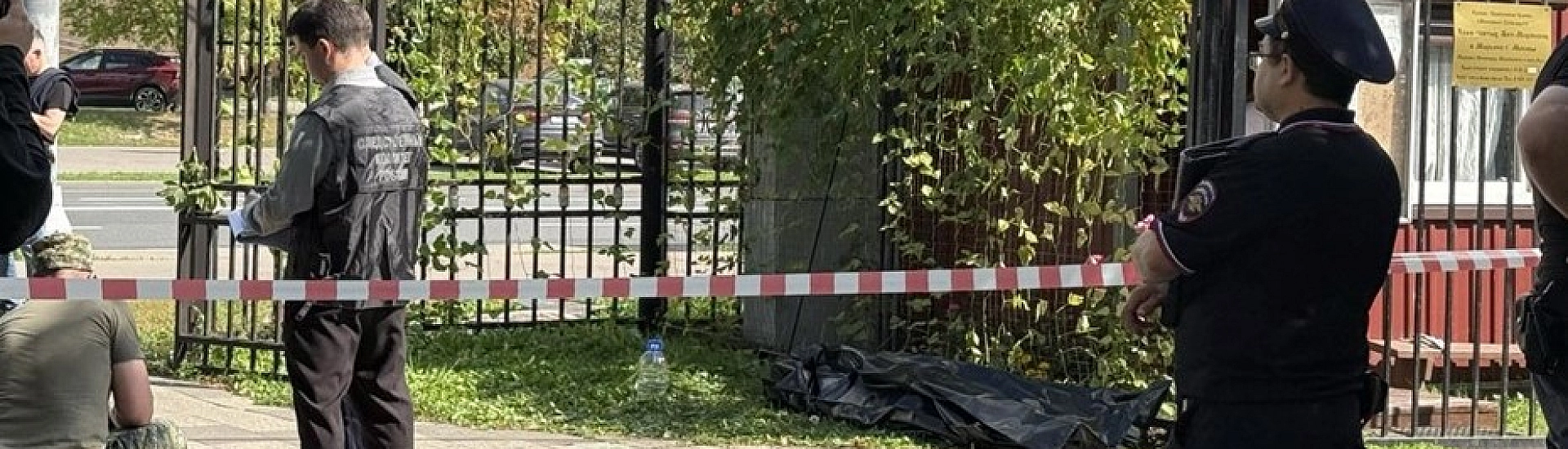 В Москве мужчина с лопатой напал на прихожан возле церкви