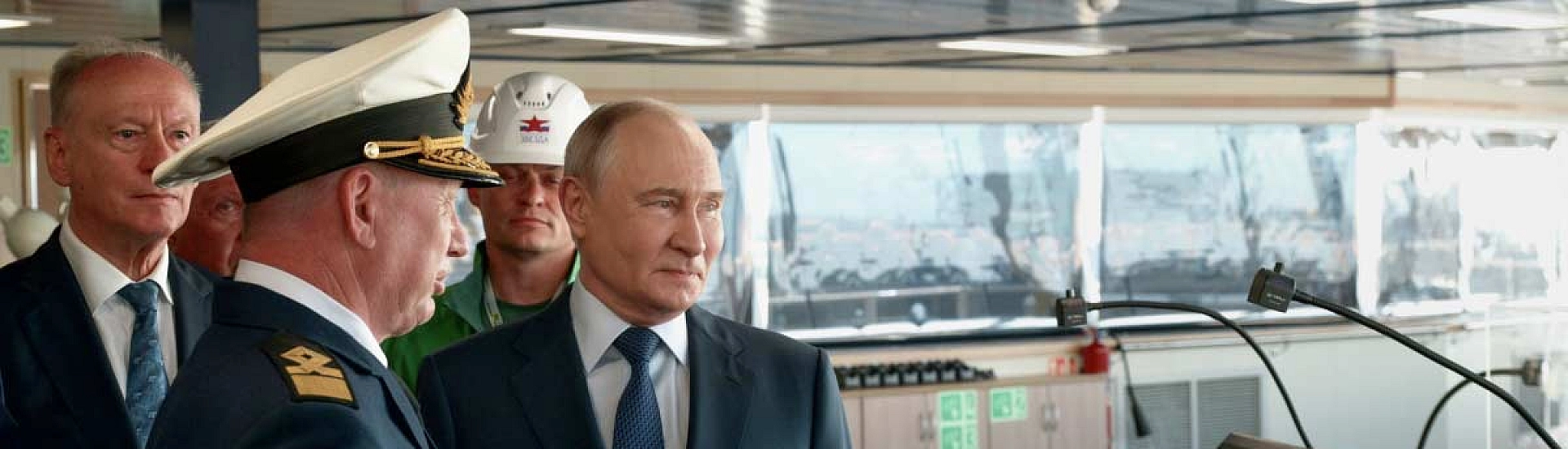 Путин осмотрел газовоз «Петр Столыпин» на верфи «Звезда»