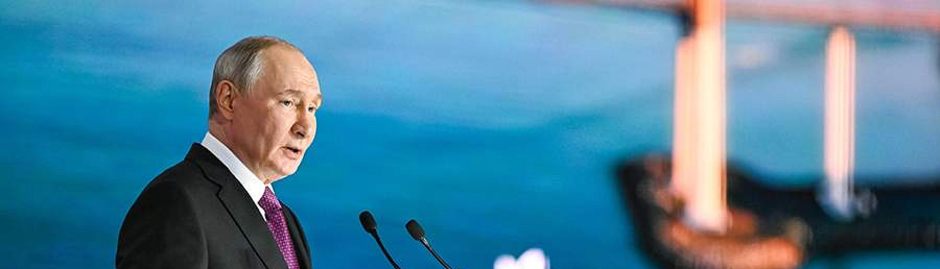 Путин выступает на пленарном заседании ВЭФ во Владивостоке