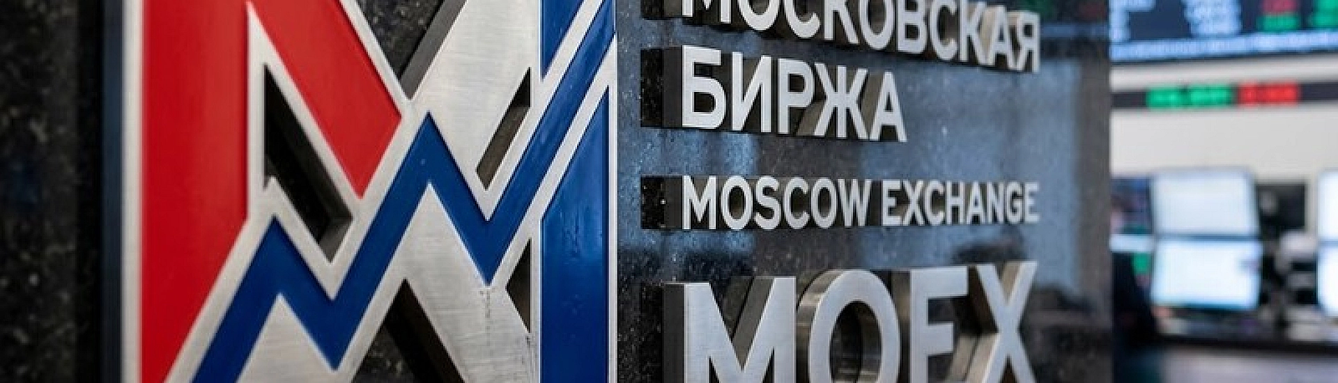 Рубль слегка снизился к юаню на фоне дешевеющей нефти