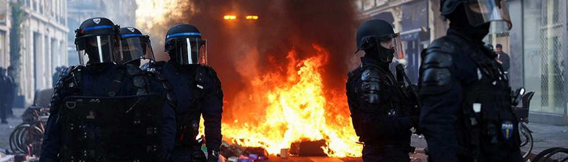 Во Франции вводят частичный комендантский час из-за массовых беспорядков и нападений на магазины
