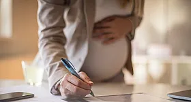 С 1 сентября пособия по беременности и родам студенткам начнет выплачивать Соцфонд