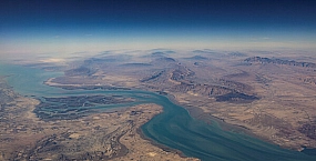 Верховный лидер Ирана заявил о важности блокировки Ормузского пролива