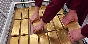 Цена золота впервые за месяц опустилась ниже $4,9 тыс. за тройскую унцию