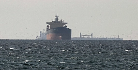 Суда начали обходить Ормузский пролив из-за угрозы обстрелов