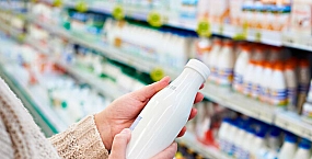 Ученые заявили о возможной пользе цельного молока для снижения риска ожирения у детей