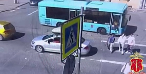Рейсовый автобус врезался в стену дома в Выборгском районе Петербурга