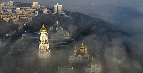В Киево-Печерской лавре с мощей святых сняли облачения и заменили их вышиванками