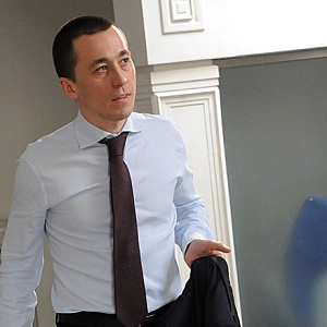 Самолет зашел в пике: латвийский ландромат с арестами и скандал с гаражами