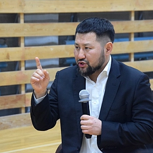 Мэр Якутска вылил подаренный алкоголь стоимостью свыше 3 тысяч рублей