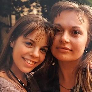 Анастасия Стоцкая поделилась редким архивным снимком из юности