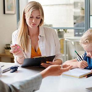 В Госдуму внесли проект о продлении выплат по уходу за ребенком до трех лет